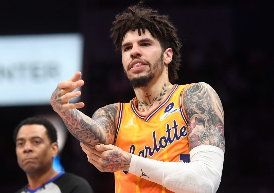 Jalen Johnson no puede con los triples de los Hornets