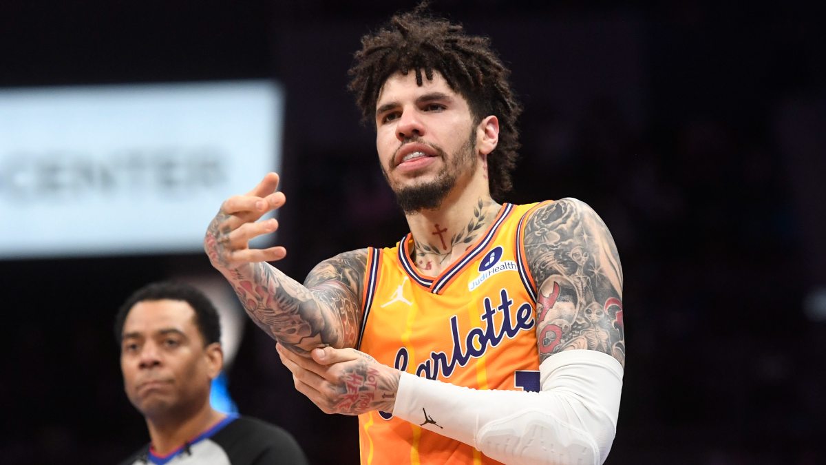 Jalen Johnson no puede con los triples de los Hornets