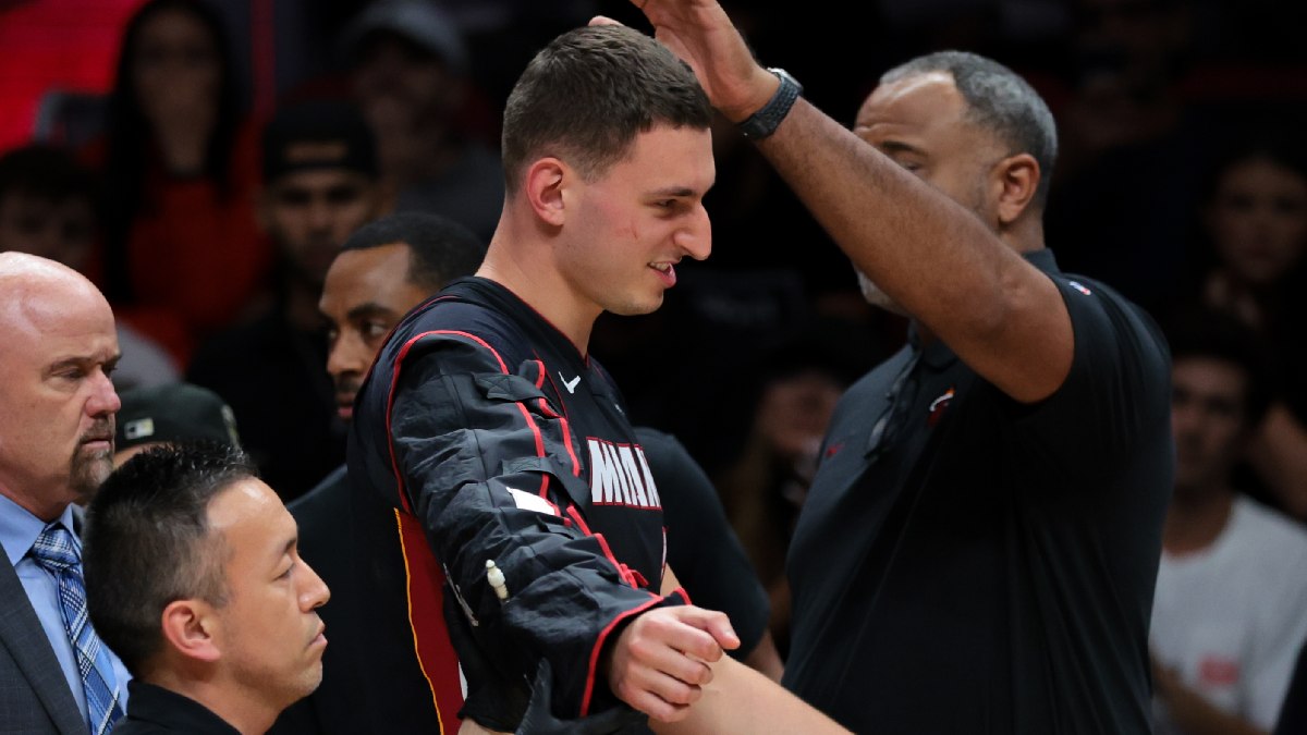 La dura caída de Nikola Jovic queda en un susto