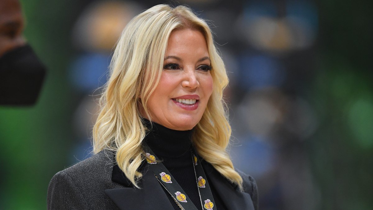 El recelo de Jeanie Buss con LeBron James, al descubierto