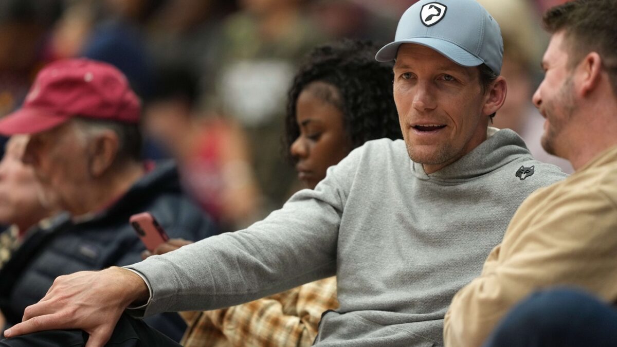 Mike Dunleavy Jr. le «pega un palo» a Kuminga