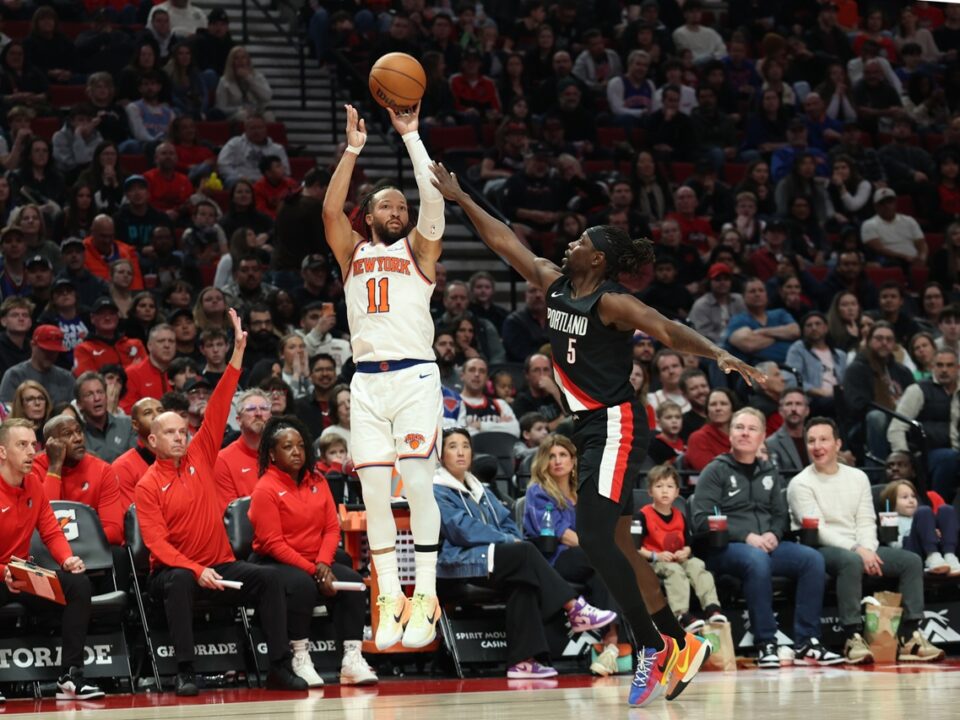 Jalen Brunson se lesiona en la derrota ante Sacramento