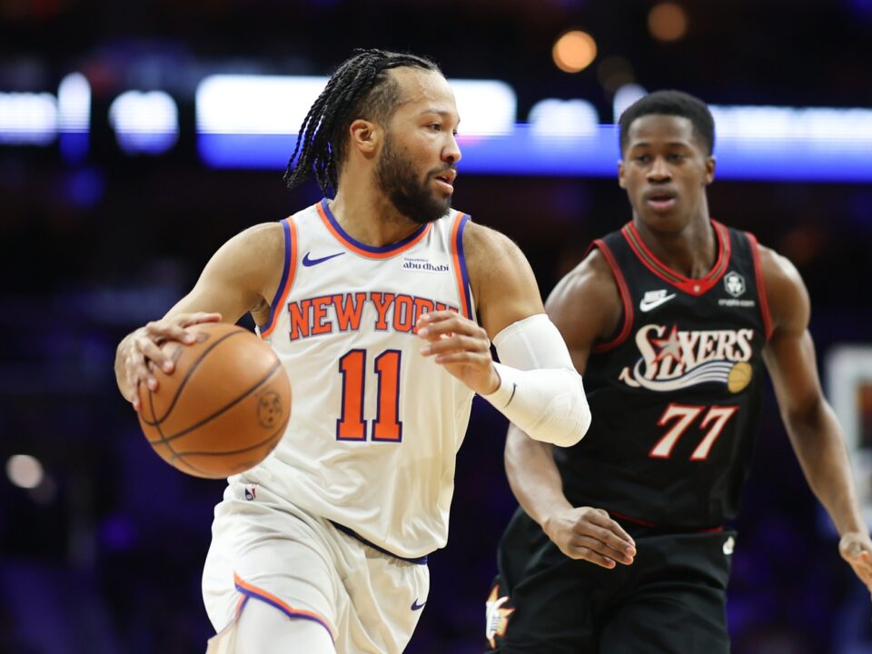 Los Knicks sufren para ganar en Philadelphia