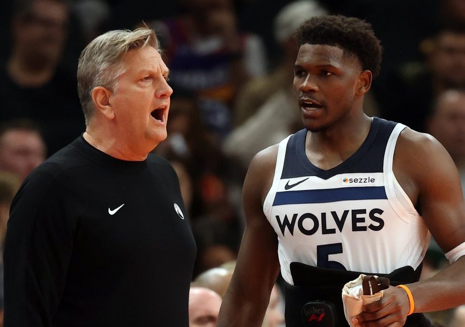 Anthony Edwards pasa por encima de Chris Finch