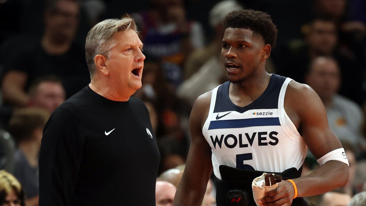 Anthony Edwards pasa por encima de Chris Finch