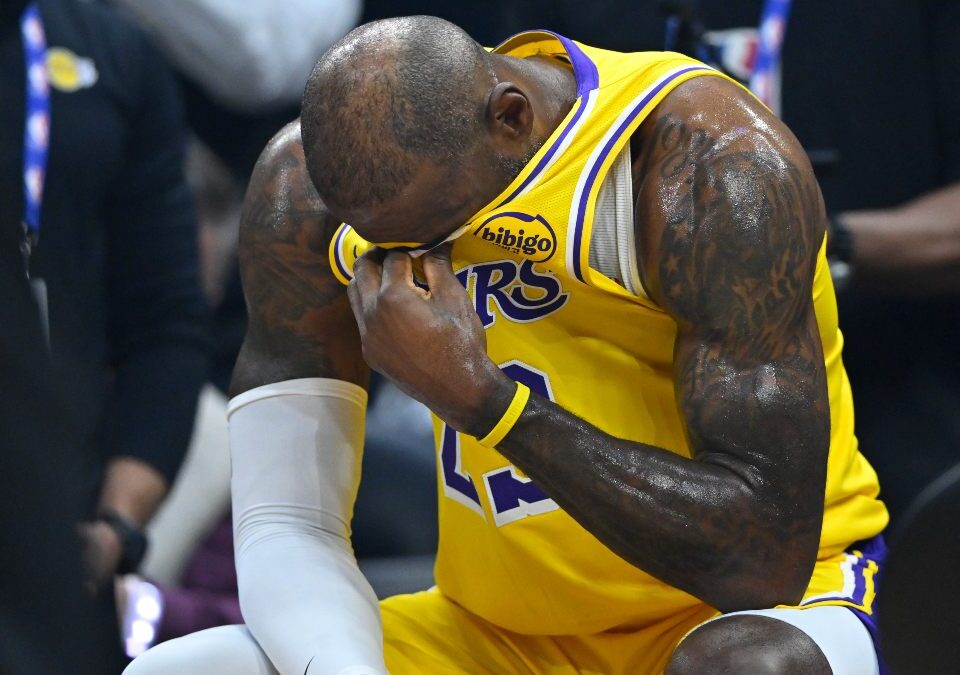 Los Cavaliers rinden tributo a LeBron en su ¿última? visita a Cleveland