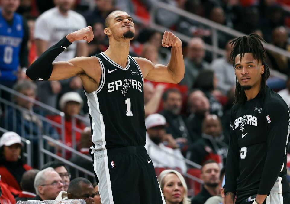 Wembanyama manda en Texas