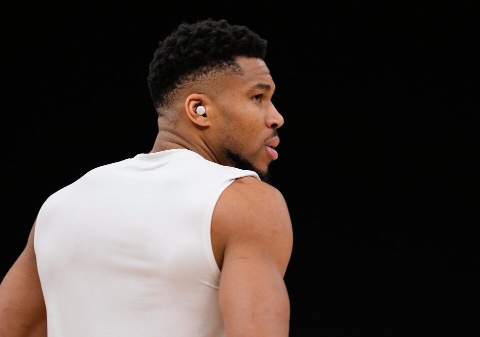 Giannis Antetokounmpo sale a hablar en medio de la tormenta
