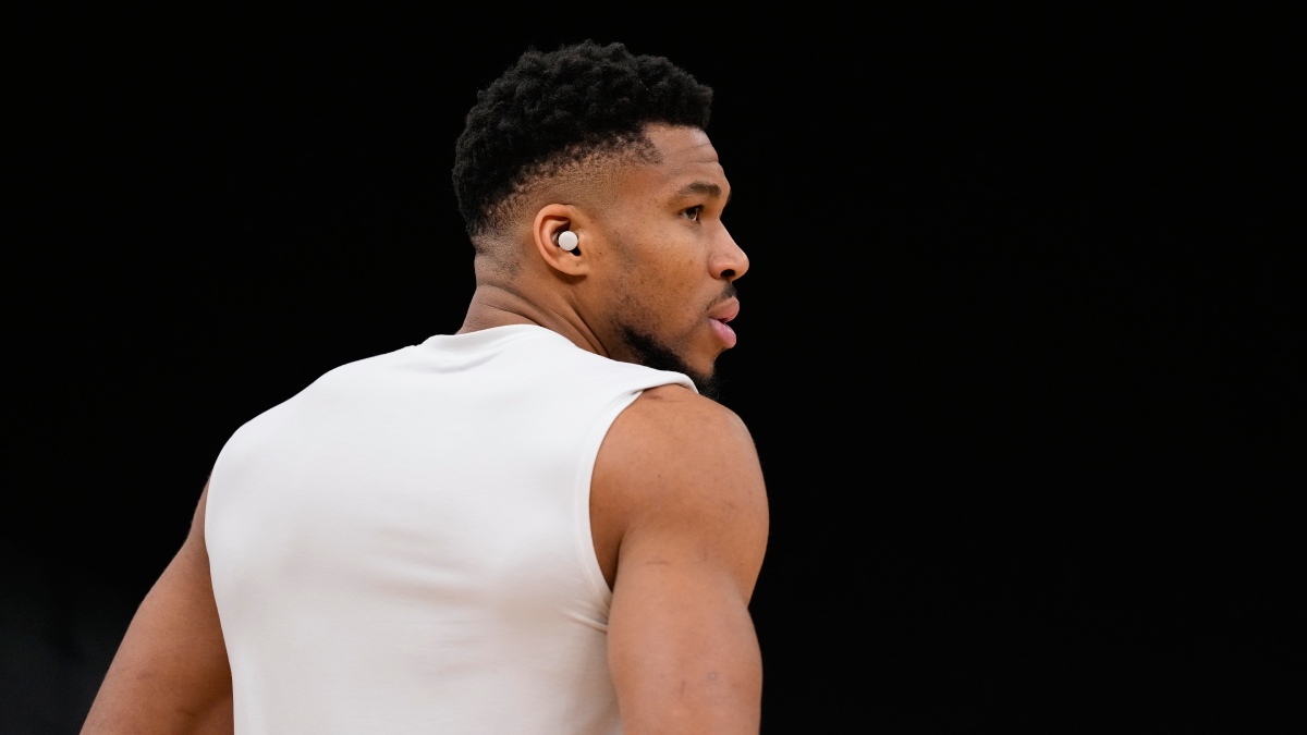 Giannis Antetokounmpo sale a hablar en medio de la tormenta