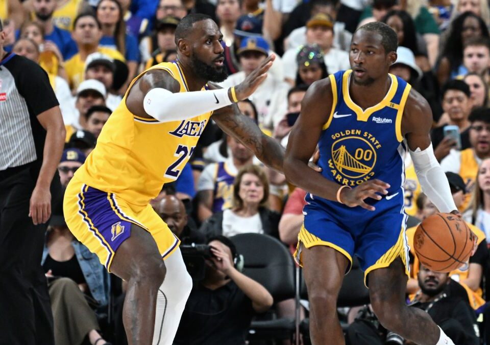 Los Lakers siguen buscando alero