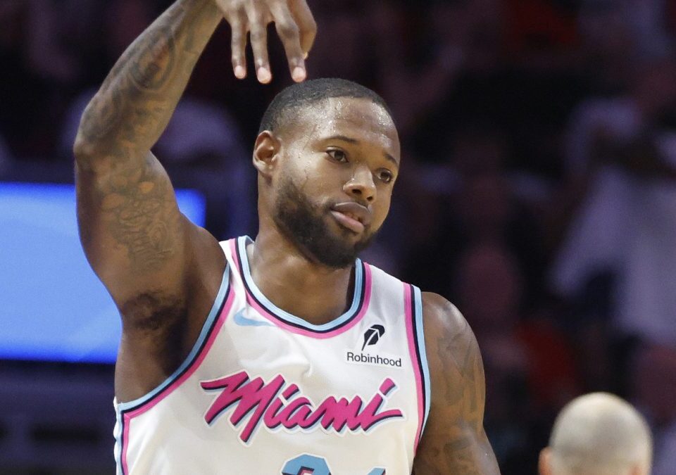 Haywood Highsmith firma con los Suns