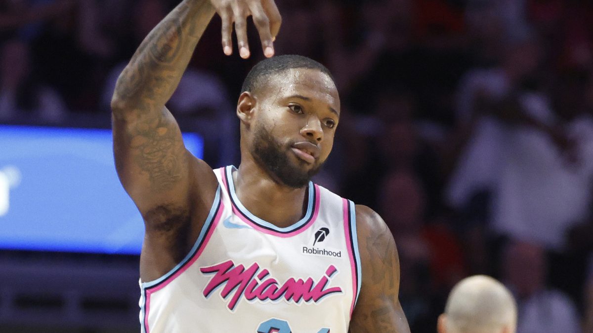 Haywood Highsmith firma con los Suns