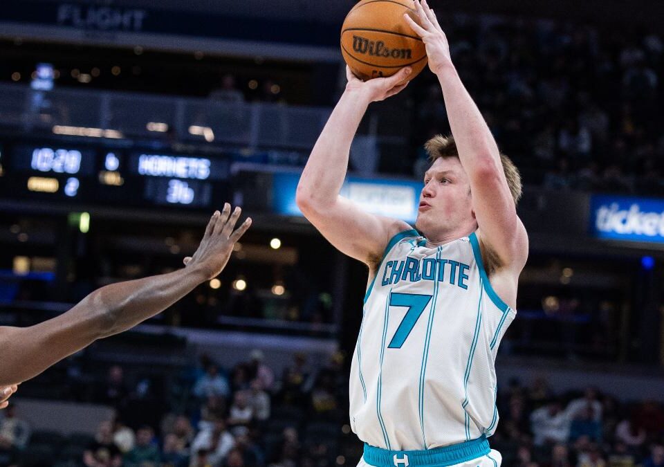 Knueppel bate el récord de triples de un rookie en solo 59 partidos