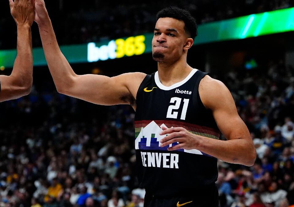 Spencer Jones se gana un contrato estándar