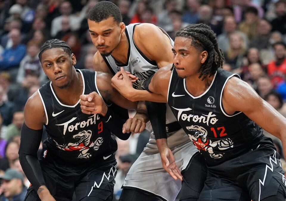 La décima seguida de los Spurs llega con sufrimiento