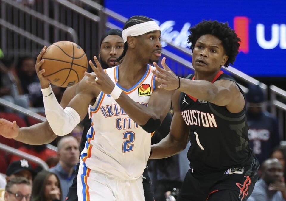 Shai Gilgeous-Alexander, iniciando un ataque ante Amen Thompson.