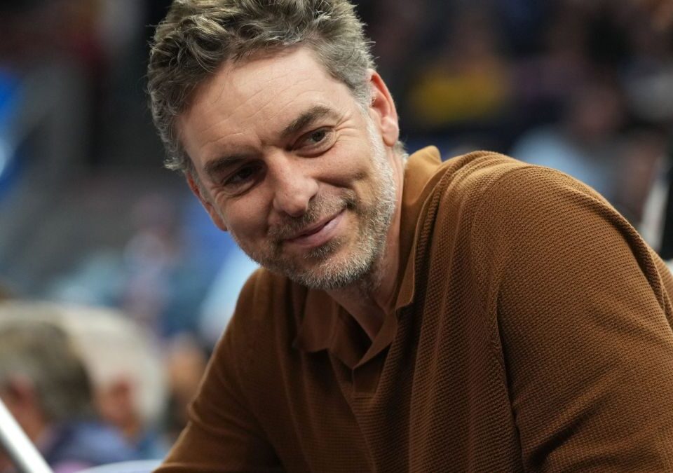 Pau Gasol, presenciando un partido NBA desde la grada.