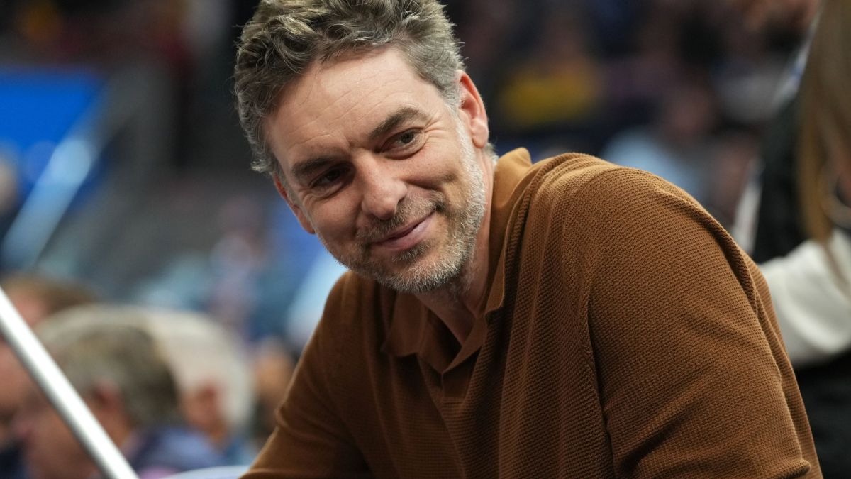 Pau Gasol, presenciando un partido NBA desde la grada.