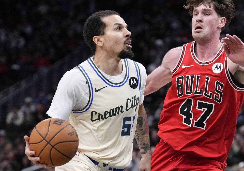 Cole Anthony, bloqueado por los Suns