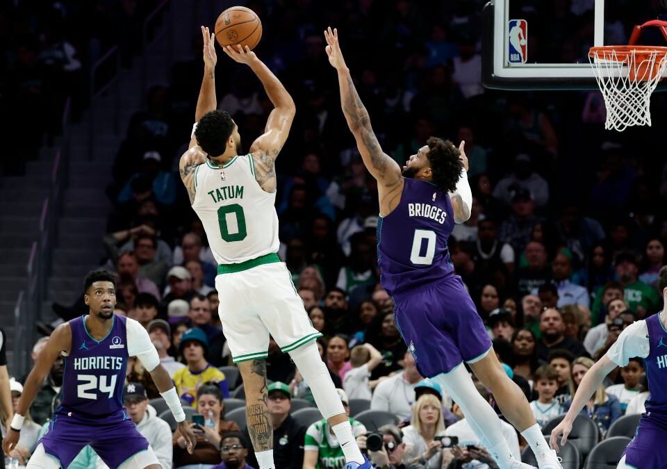 Tatum sigue poniéndose a tono