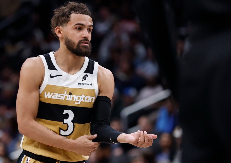 Trae Young divierte en su debut con los Wizards