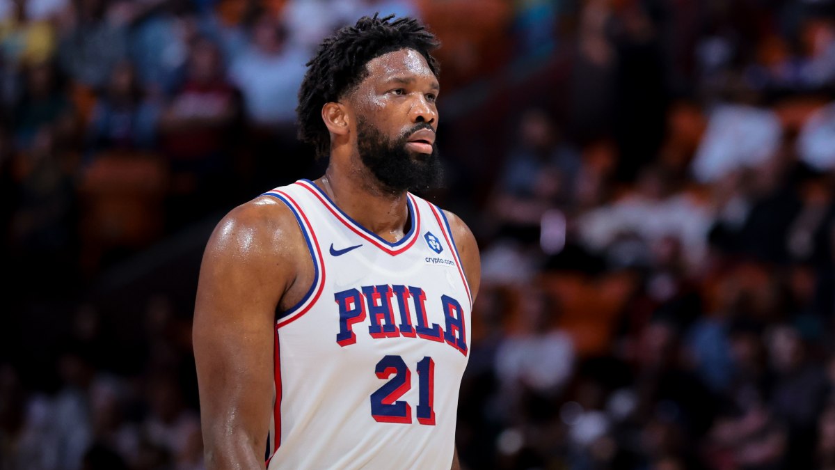 Joel Embiid, operado de apendicitis con urgencia