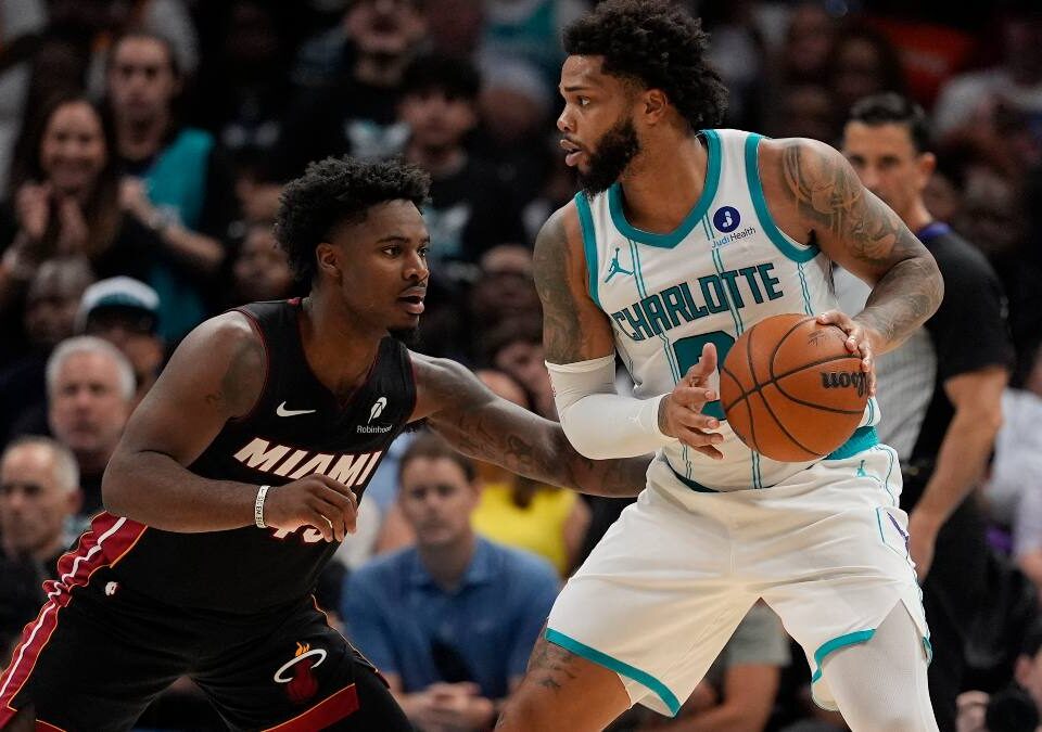 Charlotte mantiene vivo el sueño en un final de locura