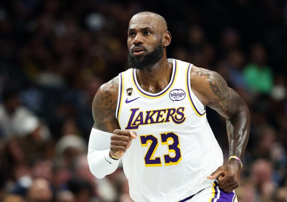LeBron James, disputando un partido con los Lakers.