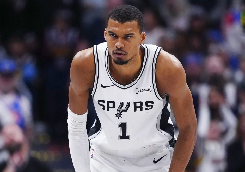 Victor Wembanyama esquiva una lesión de gravedad