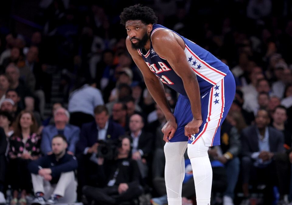 Joel Embiid ‘se baja’ del Game 2 ante New York