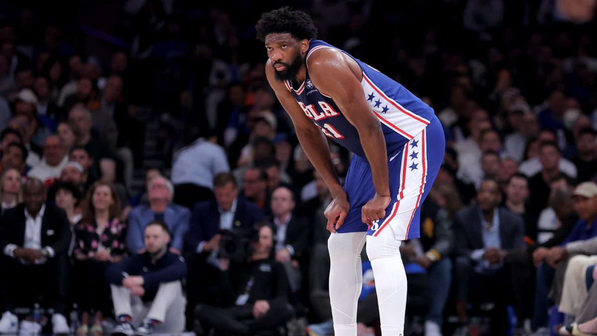 Joel Embiid ‘se baja’ del Game 2 ante New York
