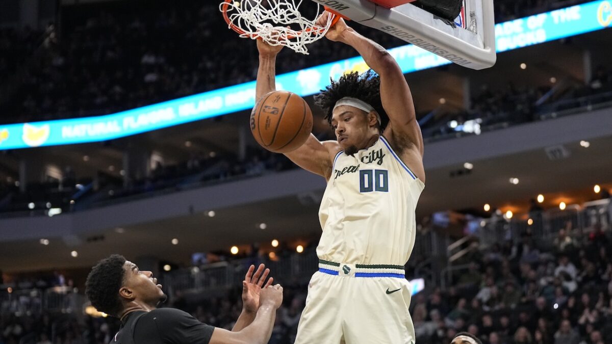 Jericho Sims ejerce su opción de jugador