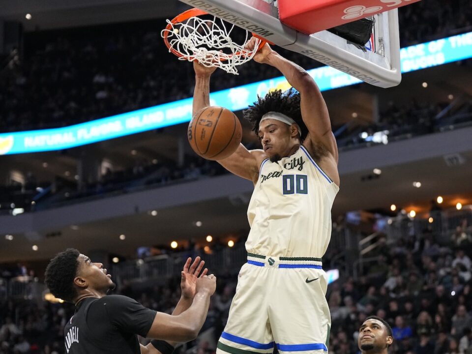 Jericho Sims ejerce su opción de jugador