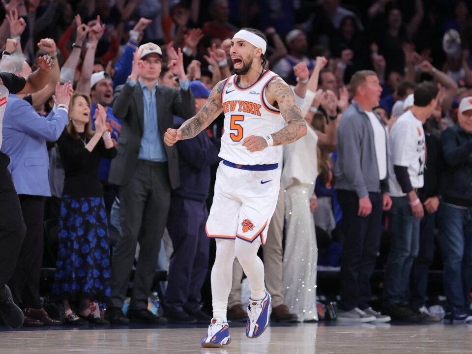 José Alvarado se queda en los Knicks