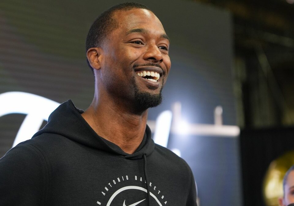 Los Spurs retienen a Harrison Barnes