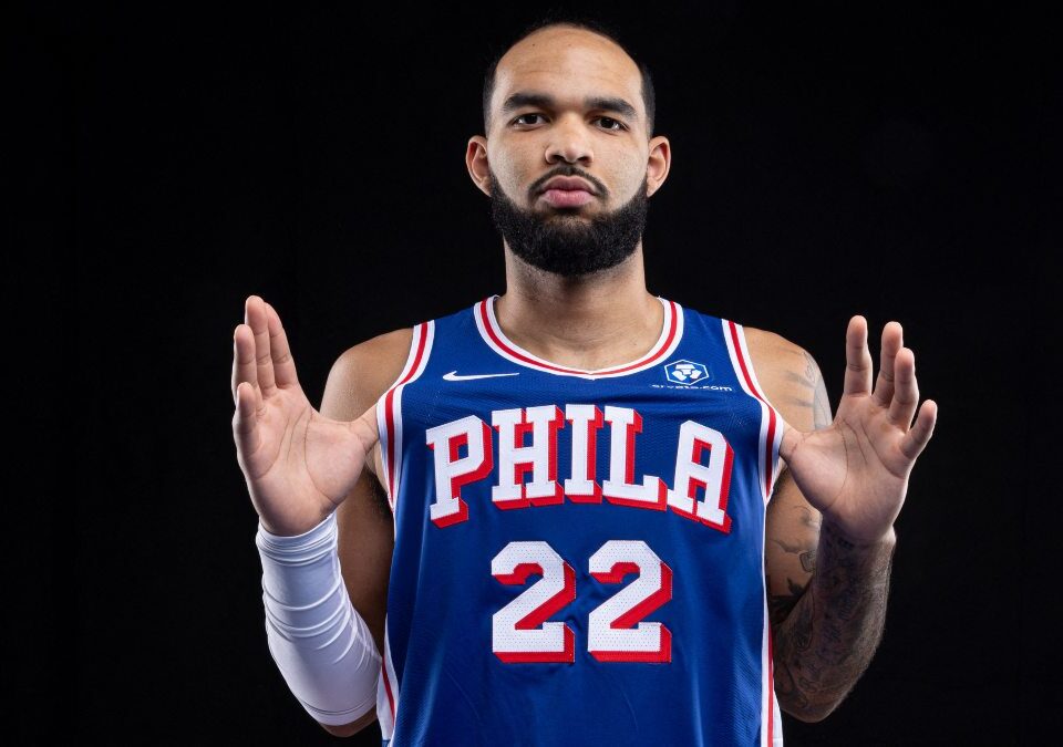 Otro movimiento de los 76ers para liberar espacio