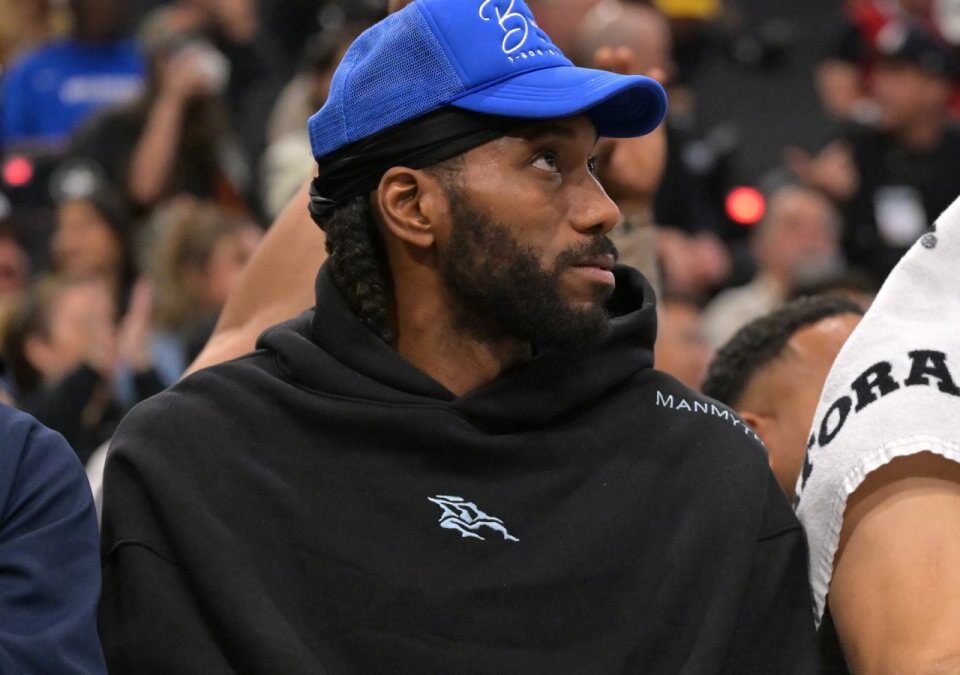 Kawhi Leonard, vestido de calle durante el partido entre Clippers y Suns.