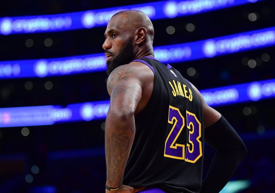 LeBron James, disputando un partido con los Lakers.