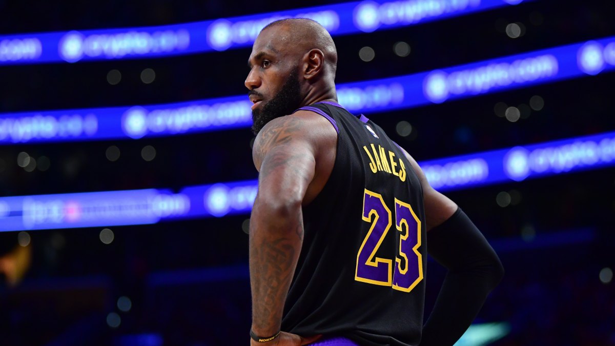 LeBron James, disputando un partido con los Lakers.