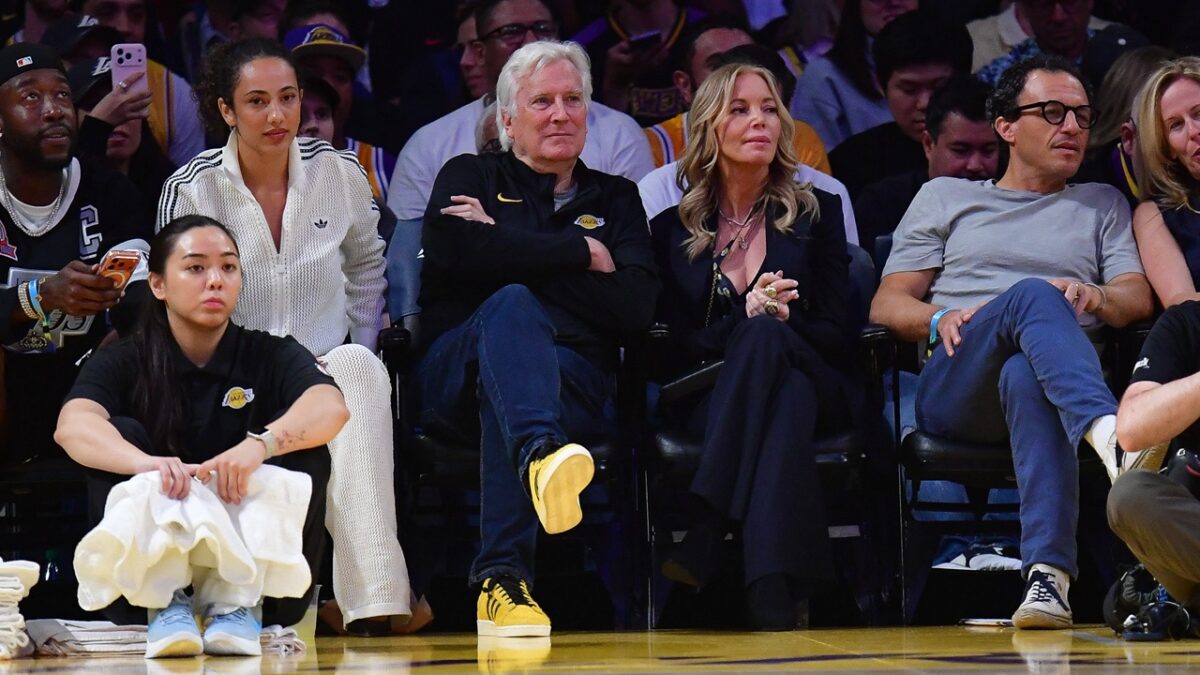 Jeanie Buss seguirá al frente de los Lakers