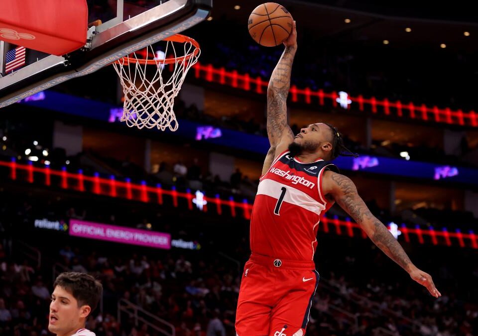 Los Cavaliers cortan a Cam Whitmore