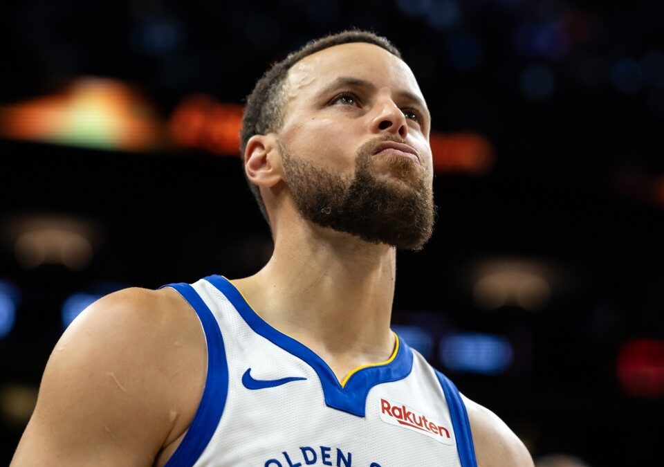 Stephen Curry, disputando un partido con los Golden State Warriors.