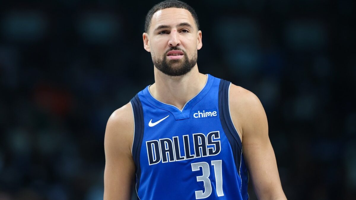 Klay Thompson, disputando un partido con los Dallas Mavericks.