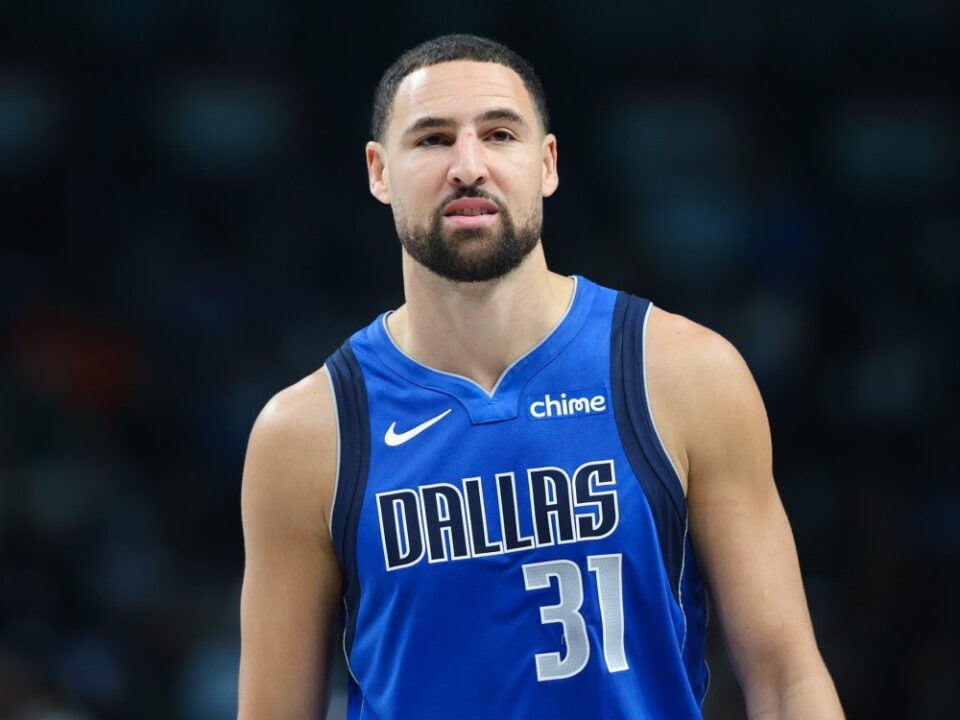 Klay Thompson, disputando un partido con los Dallas Mavericks.