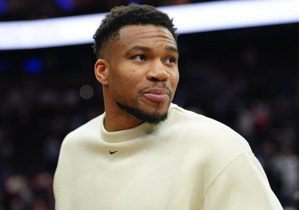 Giannis Antetokounmpo da su sitio a los Bucks