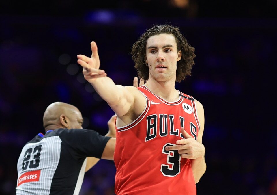 Josh Giddey celebra una canasta con los Chicago Bulls.