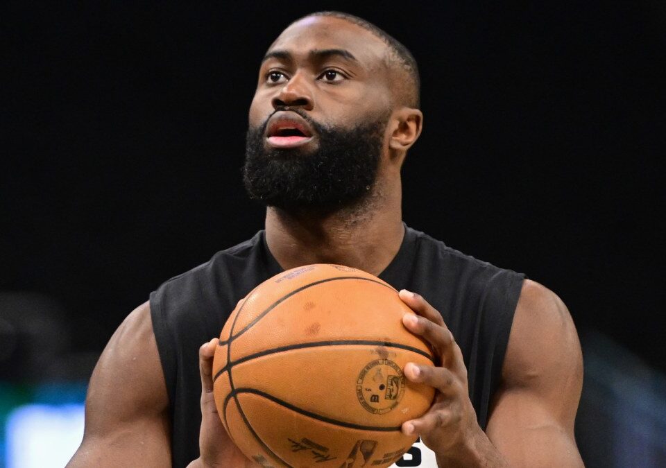 Jaylen Brown, en el calentamiento previo a un partido de los Boston Celtics.