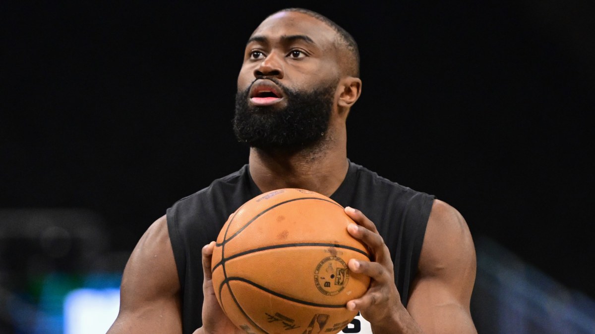 Jaylen Brown, en el calentamiento previo a un partido de los Boston Celtics.