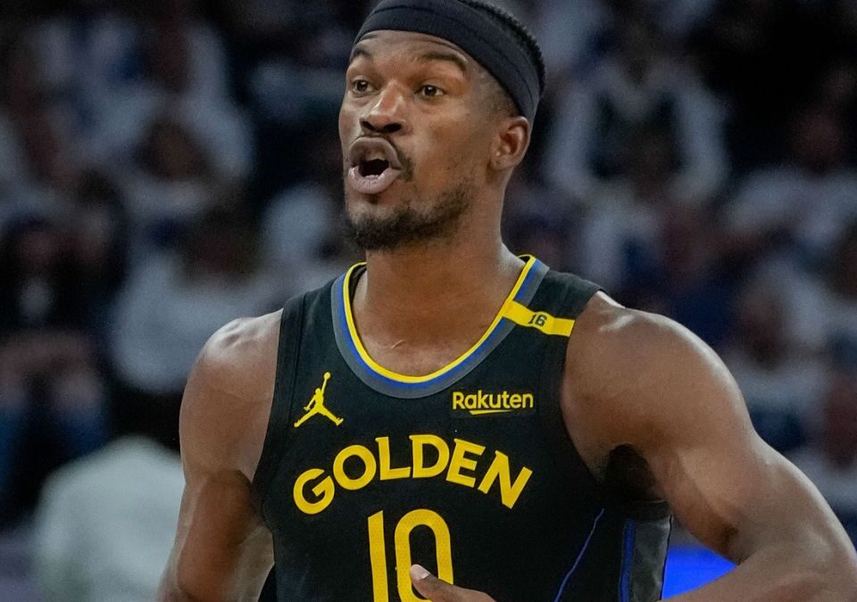 Jimmy Butler, disputando un partido con los Golden State Warriors.