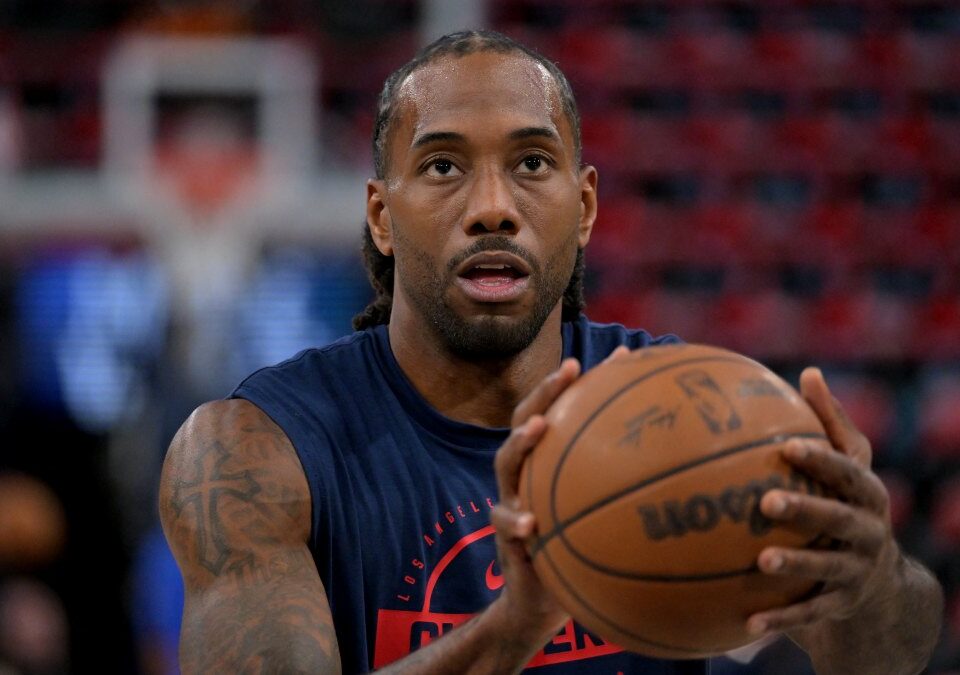 Kawhi Leonard, calentando antes de un partido con los Clippers.